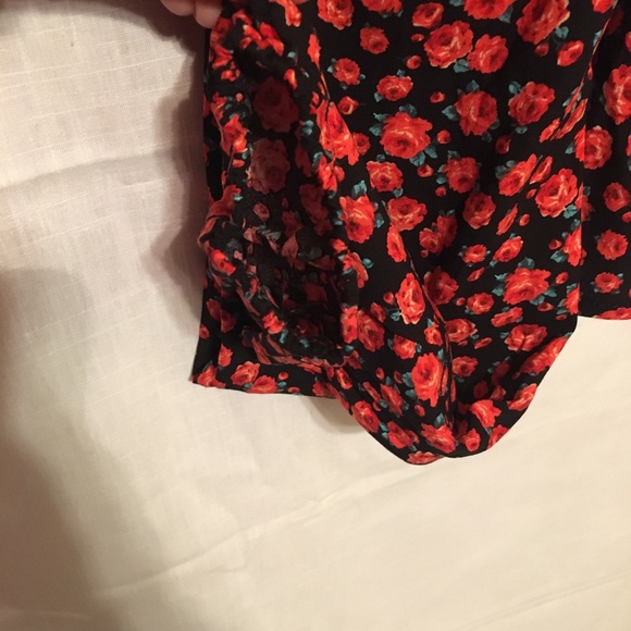 Francesca’s Mi Ami Women’s Floral Print Crop Blouse - Picture 7 of 9